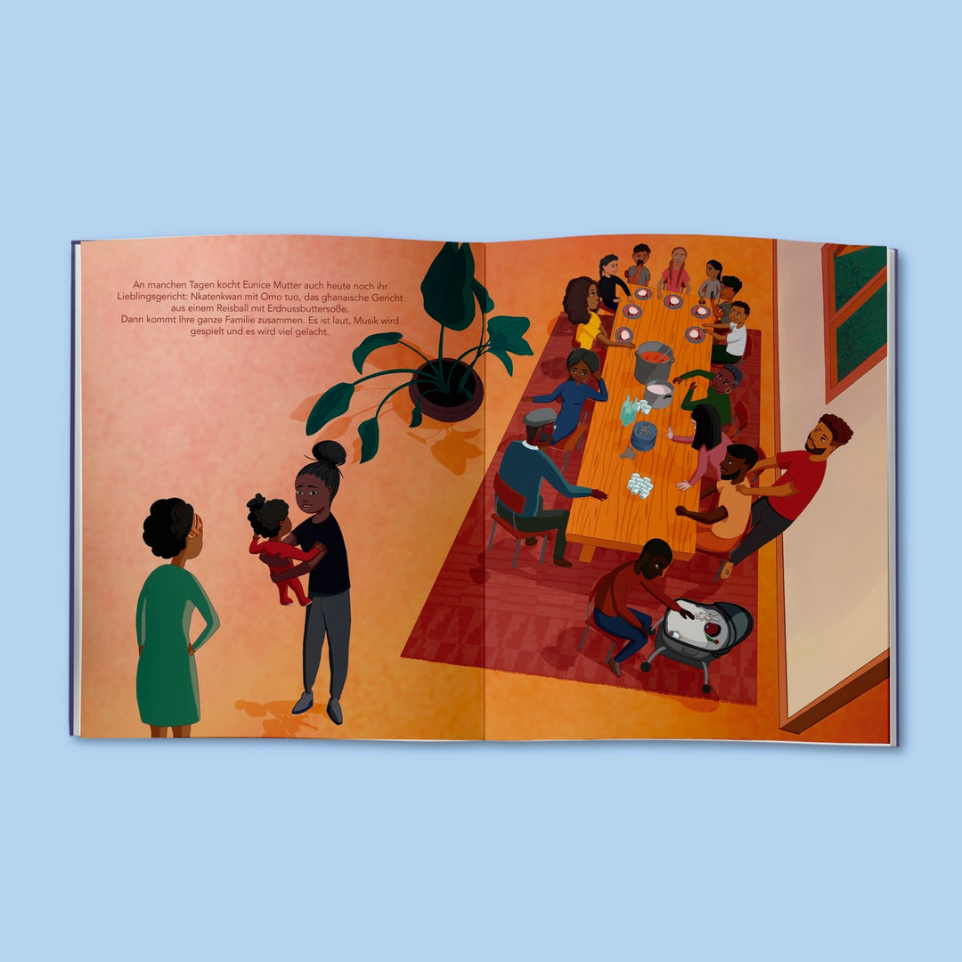 Doppelseite aus dem  Kinderbuch "Trau dich zu träumen". Zu sehen ist eine Illustration die einen großen langen Holztisch zeigt. An dem Tisch sitzen viele Menschen und essen gemeinsam. Neben dem Tisch steht eine Babywiege. Im Bild unten links sind zwei Frauen zu sehen. Eine Frau hält ein kleines Kind auf dem Arm. 