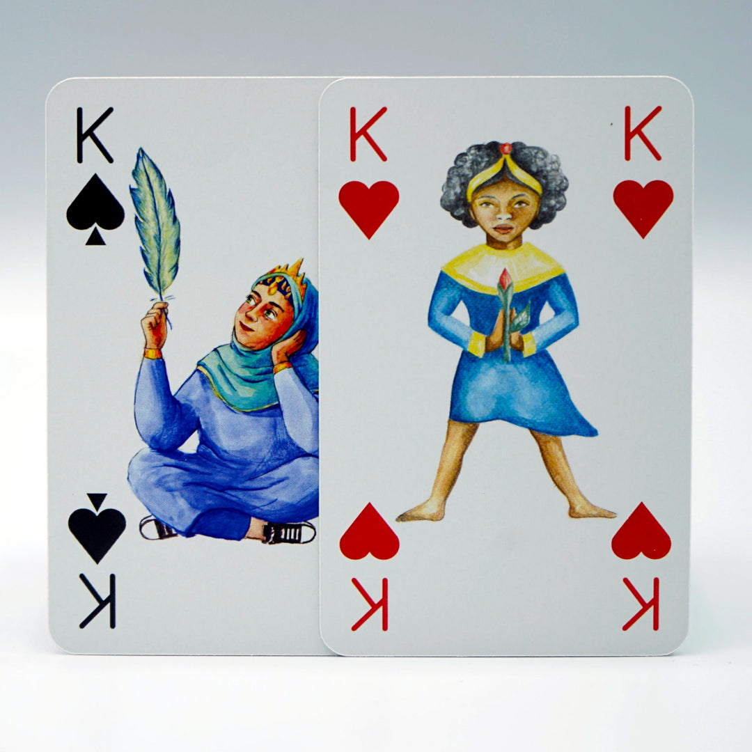 2 Spielkarten von Spielköpfe aus dem Kinderkarten Set auf weißem Hintergrund. Herz Königin und Peak Königin.