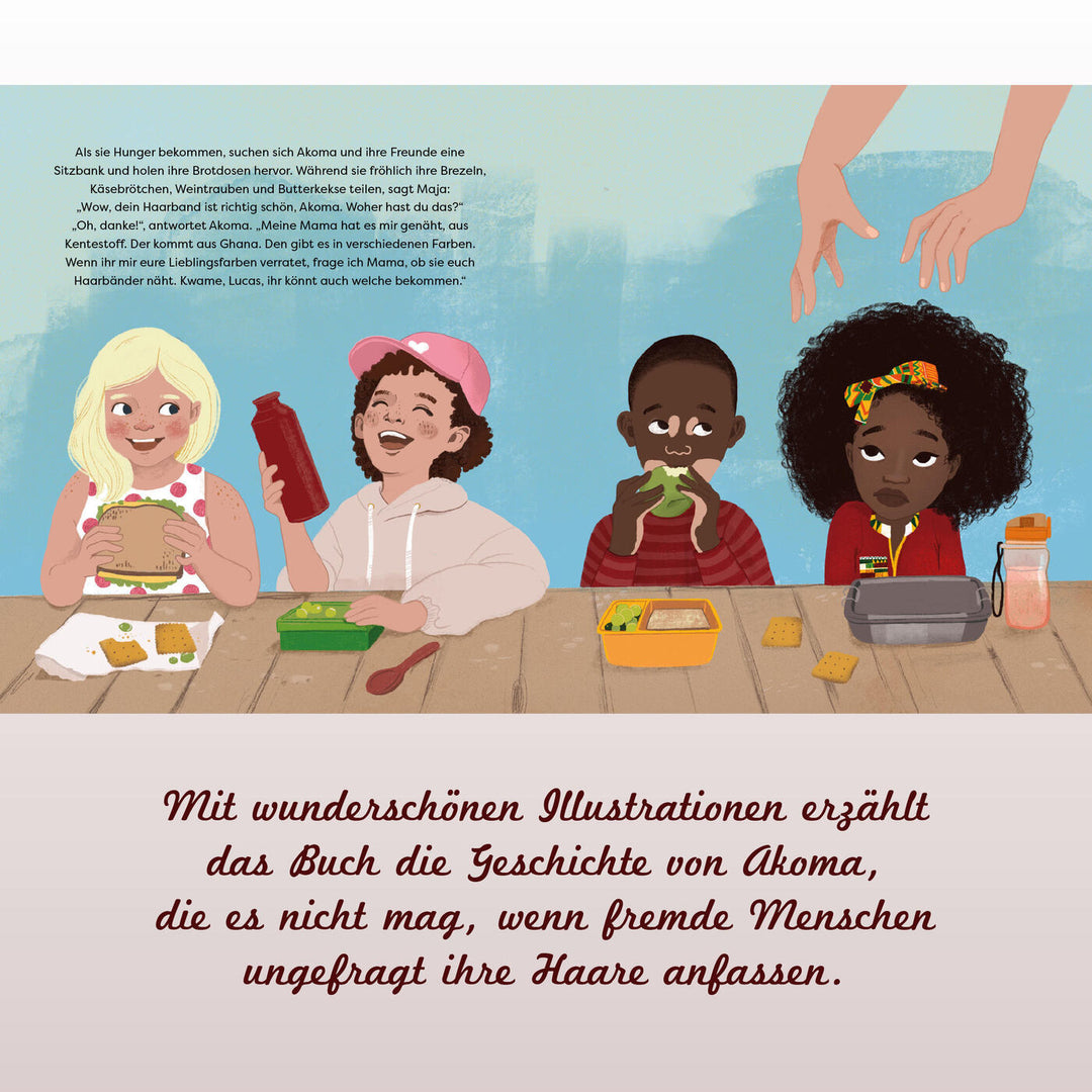 Zu sehen sind zwei Seiten auf dem Kinderbuch "Wenn meine Haare sprechen könnten". Die Illustration zeigt 4 Kinder die an einem Tisch sitzen und ihr Pausenbrot essen. Über dem Kopf von einem schwarzen Mädchen mit Afro sind zwei Hände, die kurz davor sind die Haare von dem Mädchen zu berühren. 