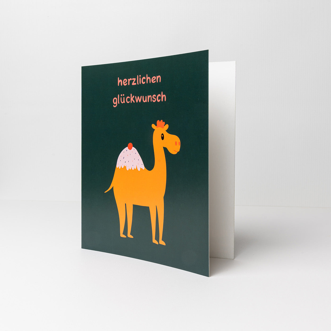 Vorderseite Grußkarte mit verspieltem Dromedar von Hautfarben zum Aufklappen für Geschenke an Kinder zum Geburtstag